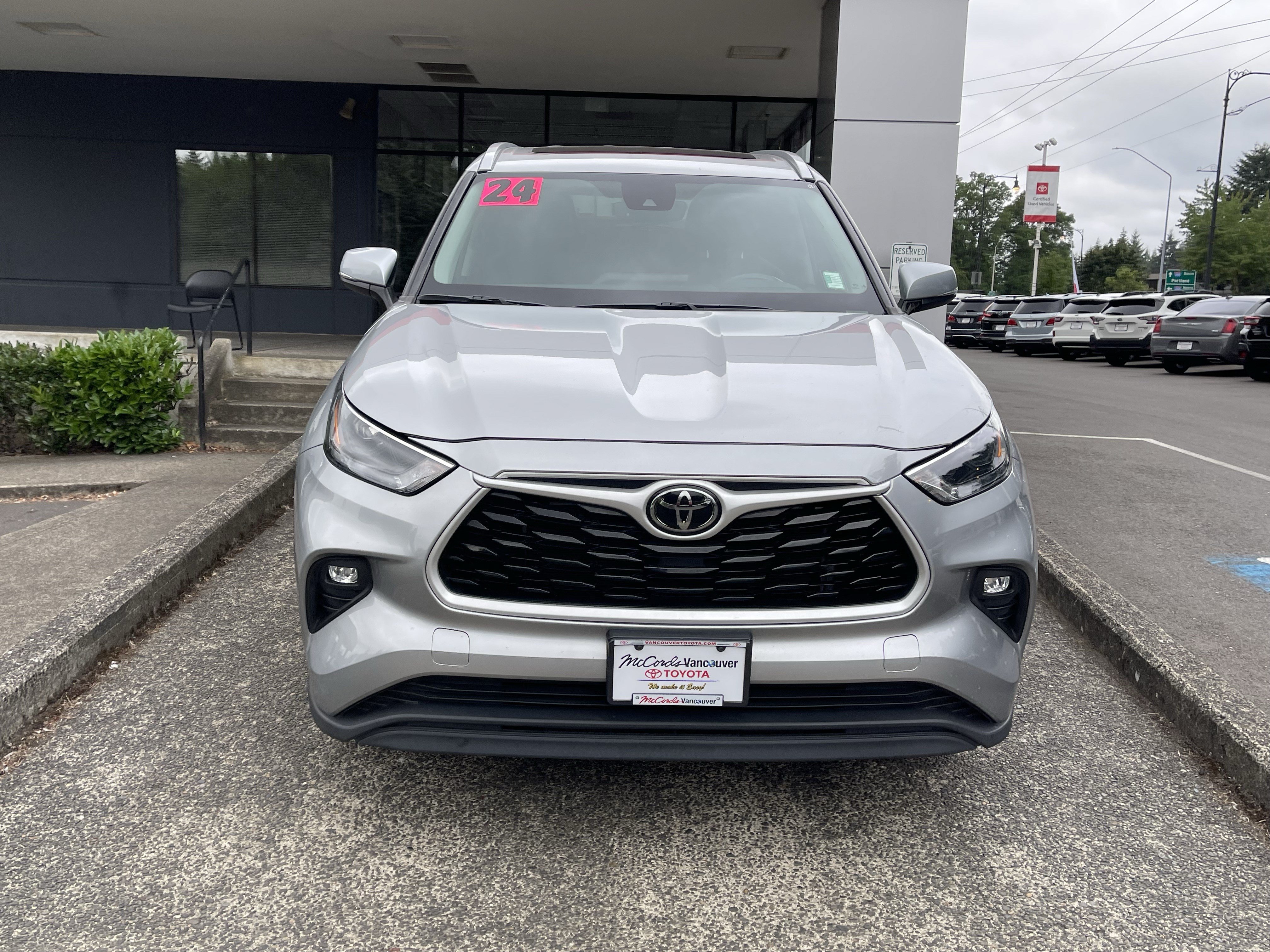 Used 2024 Toyota Highlander XLE AWD/4WD image 2