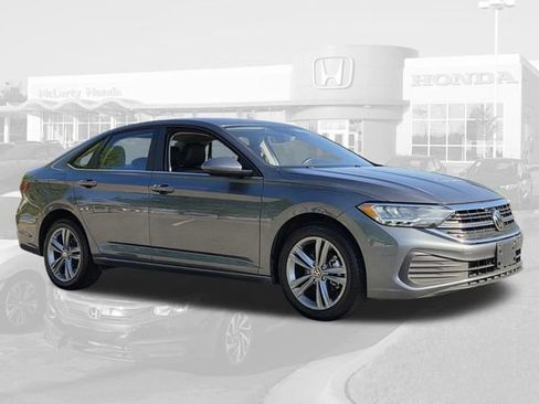 Used 2024 Volkswagen Jetta SE FWD image 5