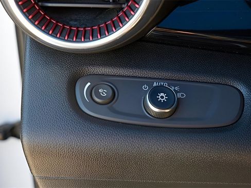 Certified 2025 Chevrolet Trax RS w/ Sunroof Package image 18