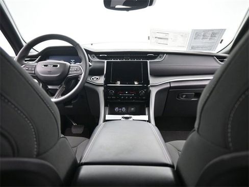 Used 2024 Jeep Grand Cherokee Laredo image 24