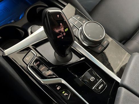 Used 2023 BMW 530e w/ Premium Package image 19