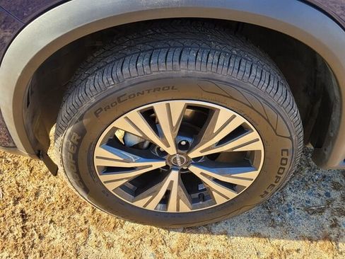 Used 2023 Nissan Rogue SV image 16