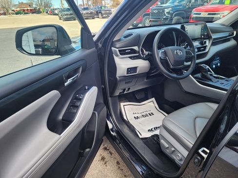 Used 2020 Toyota Highlander XLE image 26