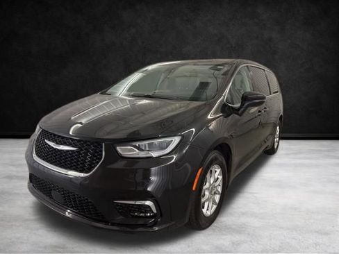 Used 2023 Chrysler Pacifica Touring-L image 6