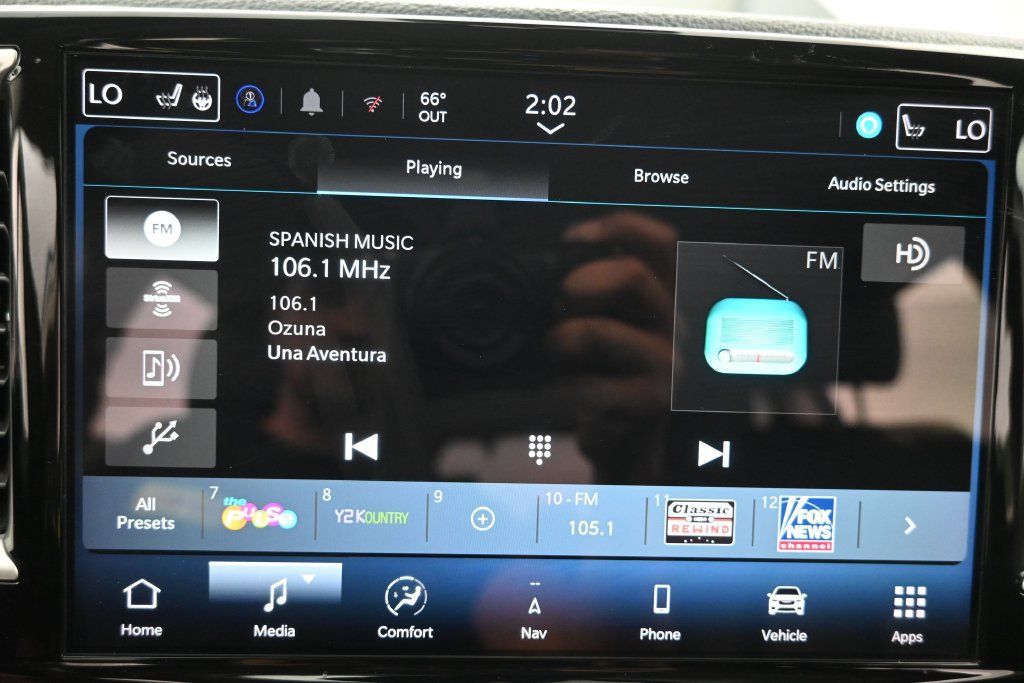Used 2024 Chrysler Pacifica Limited FWD image 15