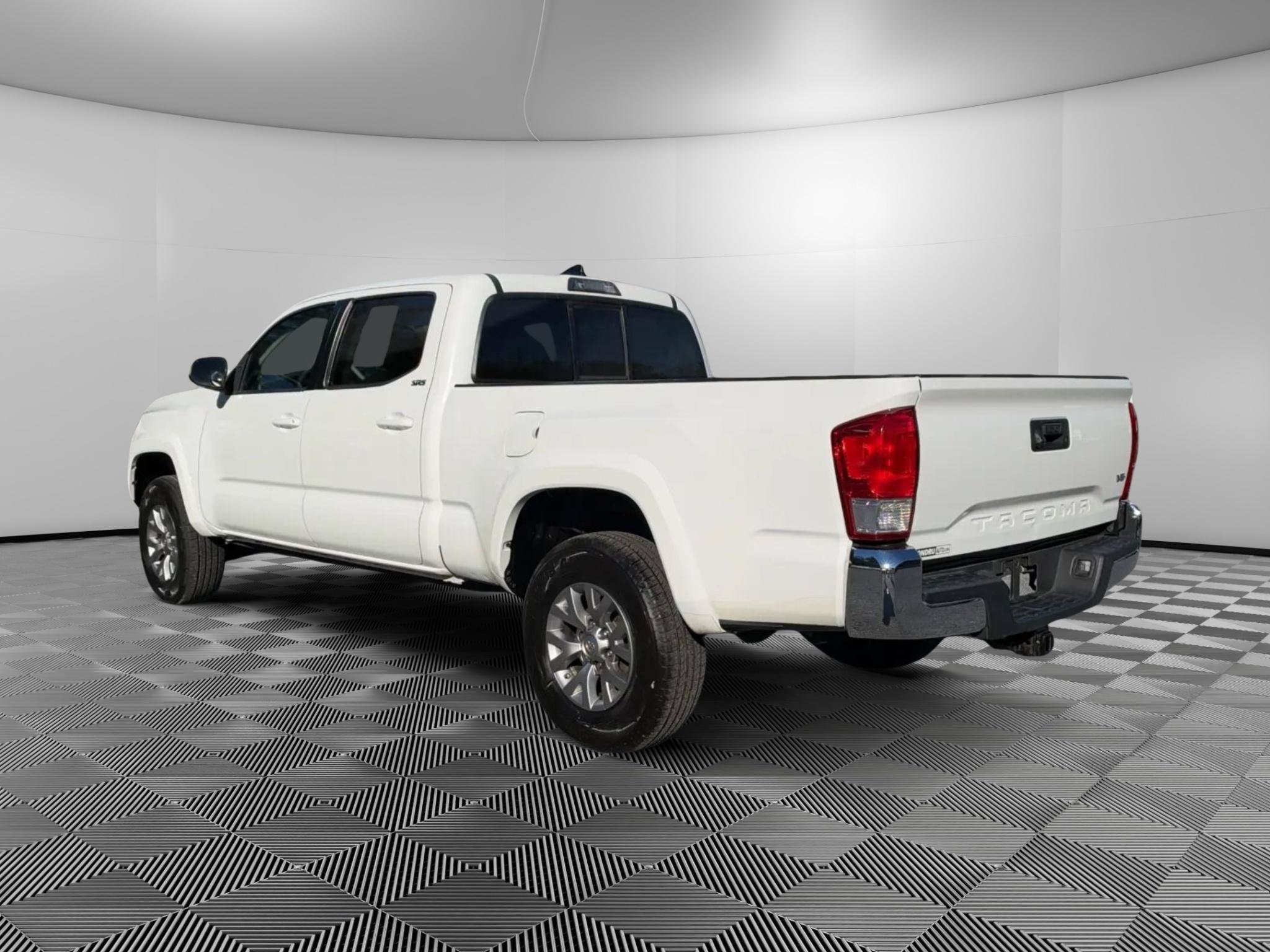 Used 2017 Toyota Tacoma SR5 w/ Tow Package AWD/4WD image 3