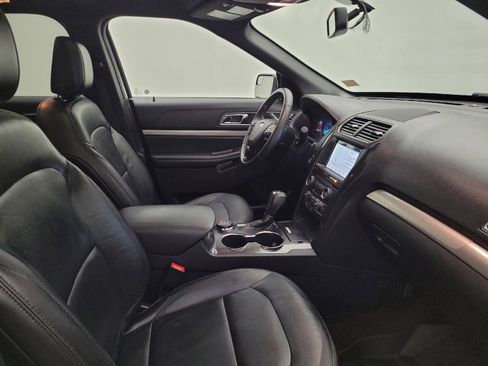 Used 2018 Ford Explorer XLT w/ Equipment Group 202A AWD/4WD image 21