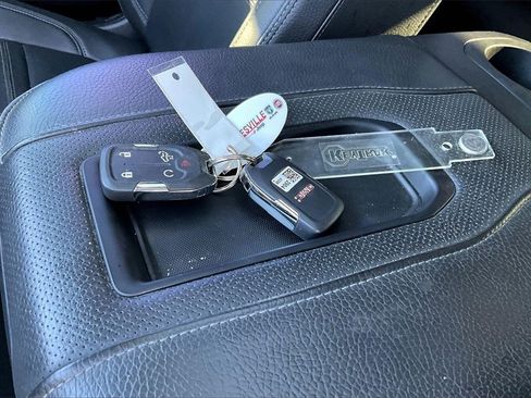 Used 2022 GMC Sierra 2500 Denali w/ Denali Black Diamond Edition image 10