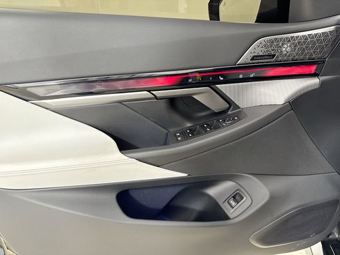 Used 2025 BMW M5 w/ Executive Package image 18