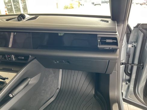 Used 2025 Porsche Macan Electric RWD image 23