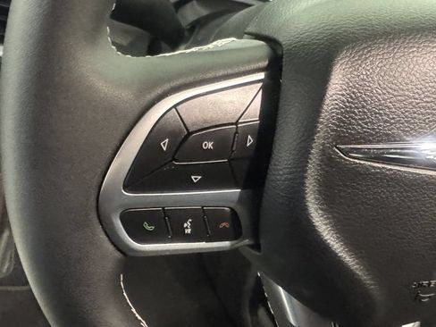 Used 2026 Chrysler Pacifica Limited FWD image 6