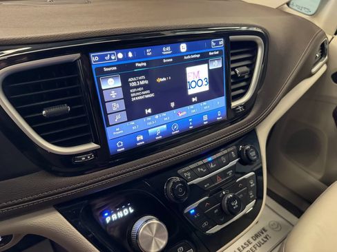 Used 2021 Chrysler Pacifica Touring-L w/ Uconnect Theater Family Group AWD/4WD image 13