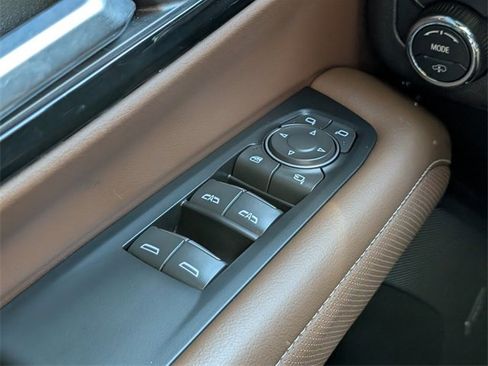 Used 2025 Chevrolet Suburban High Country image 26