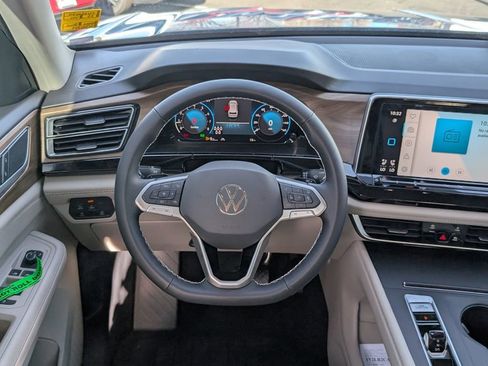 Used 2025 Volkswagen Atlas SE image 23
