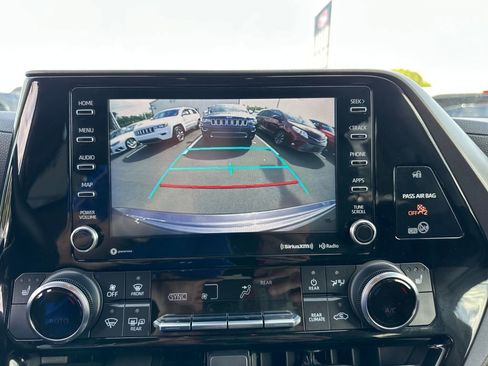 Used 2022 Toyota Highlander XLE image 25