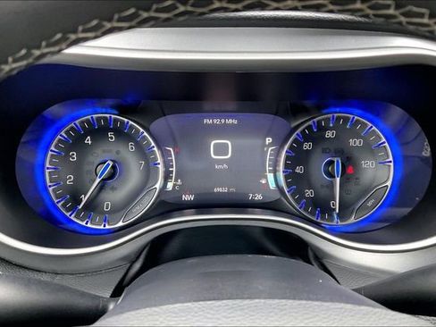 Used 2023 Chrysler Pacifica Touring image 10