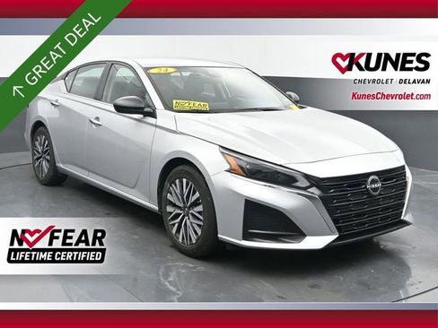 Used 2024 Nissan Altima 2.5 SV image 1