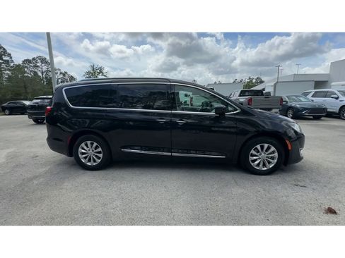 Used 2019 Chrysler Pacifica Touring-L image 9