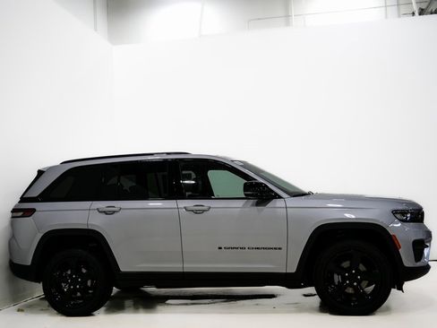 New 2025 Jeep Grand Cherokee Altitude image 5
