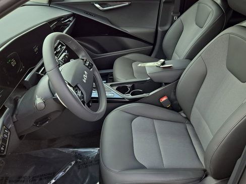 New 2025 Kia Niro EX Touring image 18