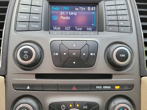 Used 2013 Ford Taurus SE image 23