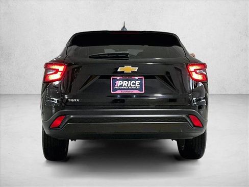 Used 2024 Chevrolet Trax LS w/ LS Convenience Package FWD image 4