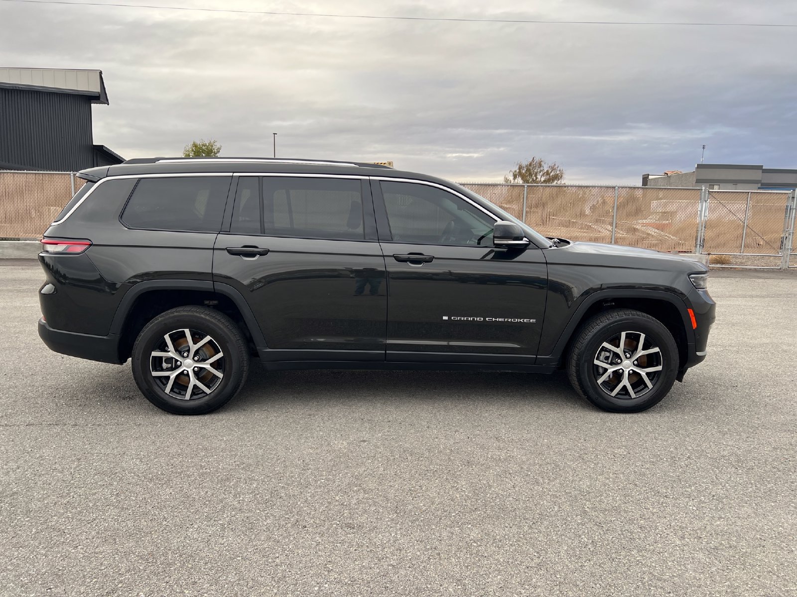 Used 2023 Jeep Grand Cherokee L Limited w/ Luxury Tech Group II AWD/4WD image 2