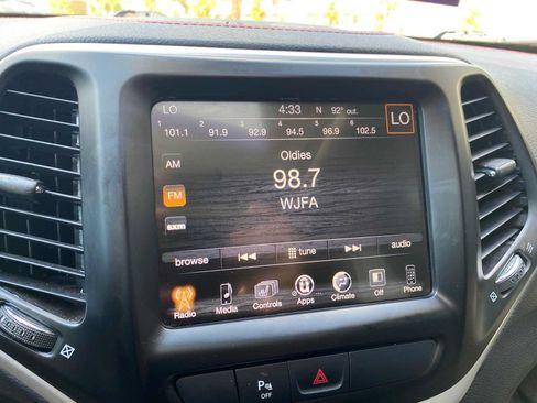 Used 2018 Jeep Cherokee Trailhawk w/ Comfort/Convenience Group AWD/4WD image 19