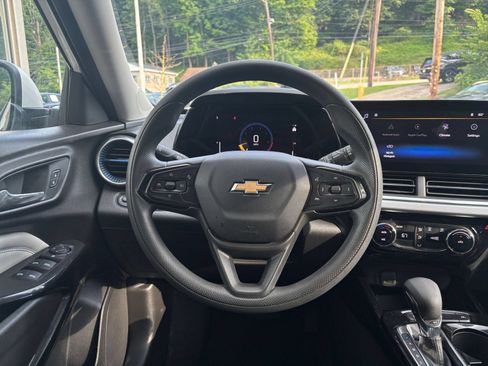 Used 2025 Chevrolet Trax LT FWD image 34