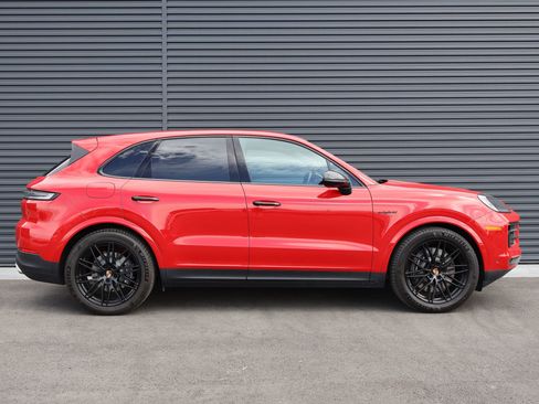 Certified 2025 Porsche Cayenne E-Hybrid AWD/4WD image 9