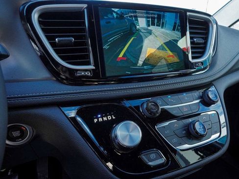 New 2026 Chrysler Pacifica Select image 16