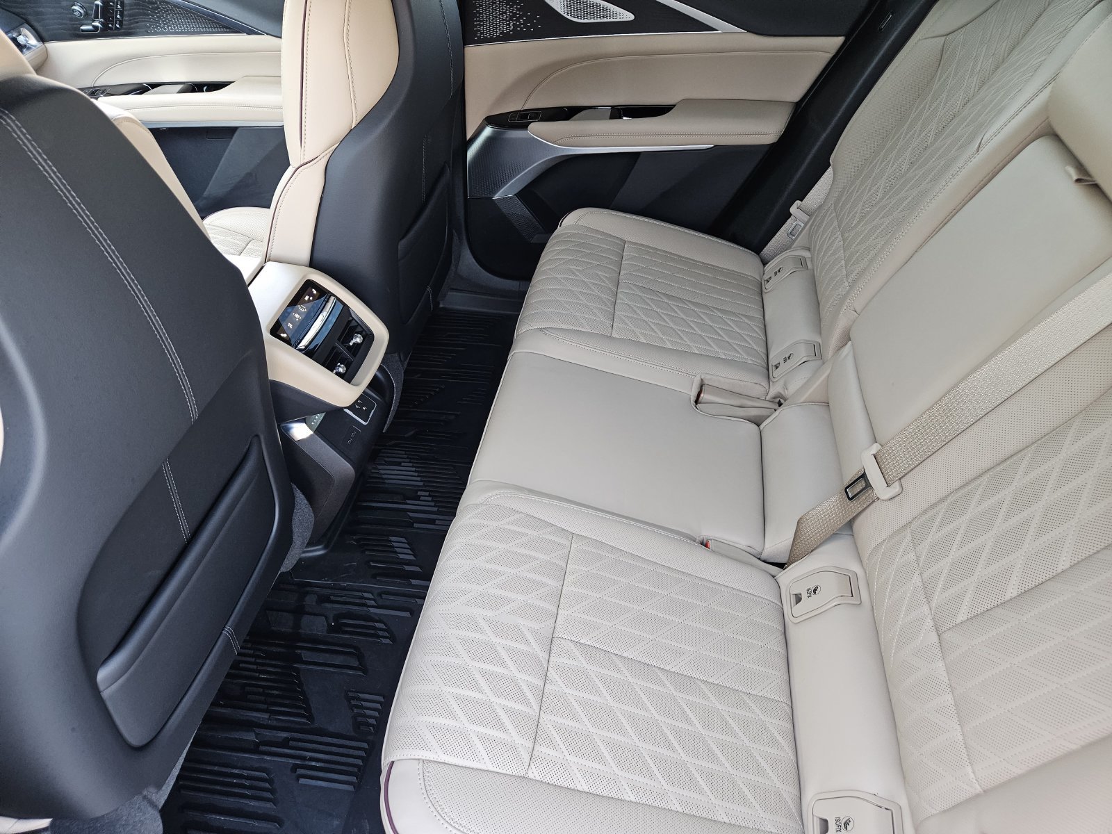Certified 2026 Cadillac Lyriq Signature Luxury w/ Nappa Leather Package AWD/4WD image 29