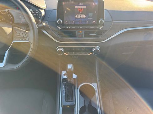 Used 2024 Nissan Altima 2.5 SV image 11