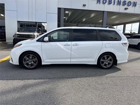 Used 2019 Toyota Sienna SE image 8