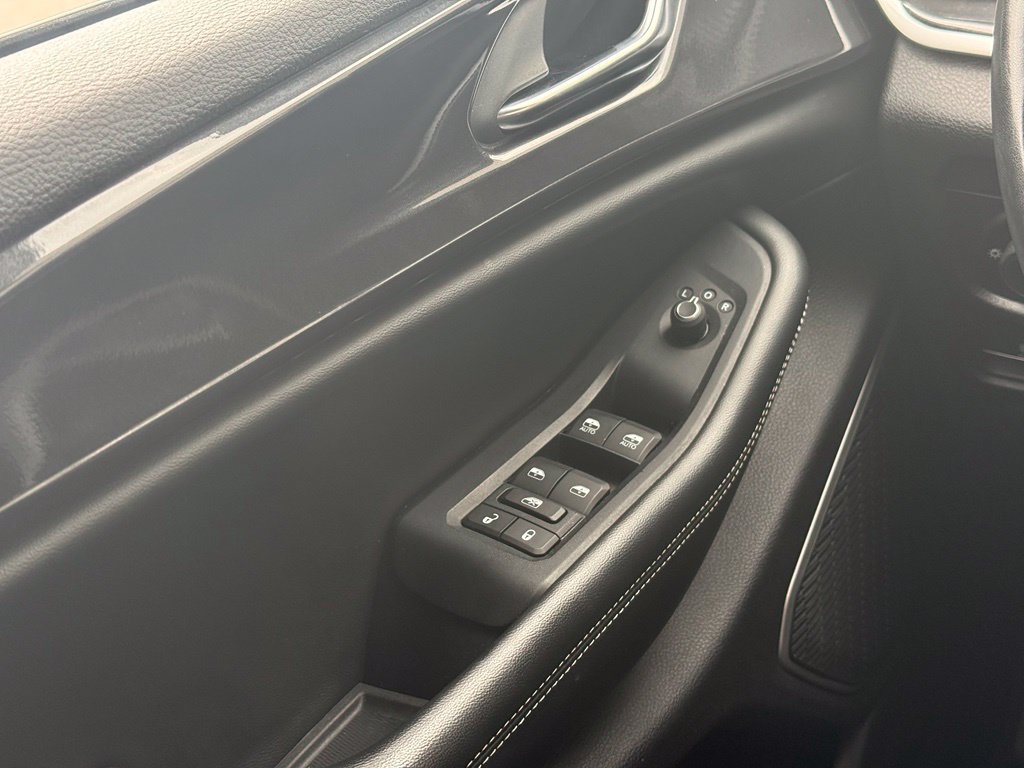 Used 2021 Jeep Grand Cherokee L Laredo w/ Luxury Tech Group I AWD/4WD image 9