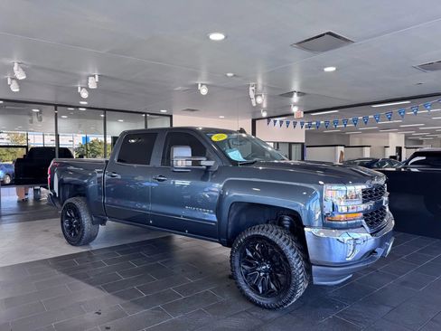 Used 2018 Chevrolet Silverado 1500 LT w/ LT Eassist Package image 2