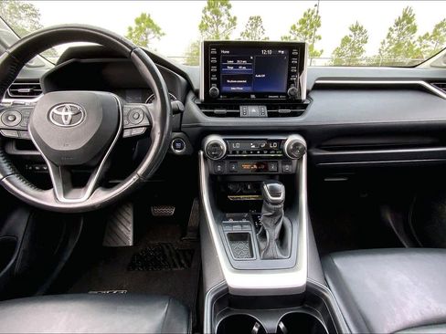 Used 2021 Toyota RAV4 XLE Premium image 14
