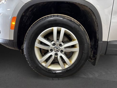 Used 2017 Volkswagen Tiguan S image 12