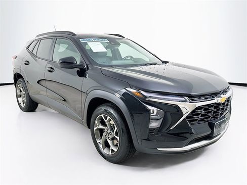 Used 2025 Chevrolet Trax LT w/ LT Convenience Package image 7