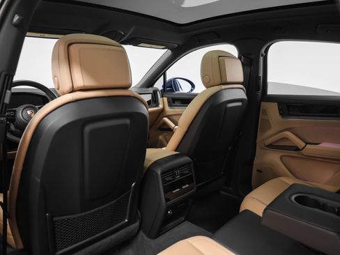 Certified 2024 Porsche Cayenne Coupe AWD/4WD image 47