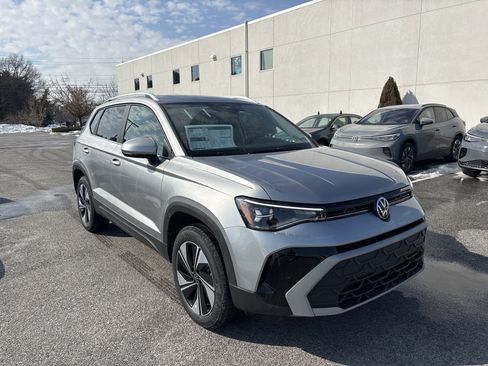 New 2026 Volkswagen Taos SE image 3
