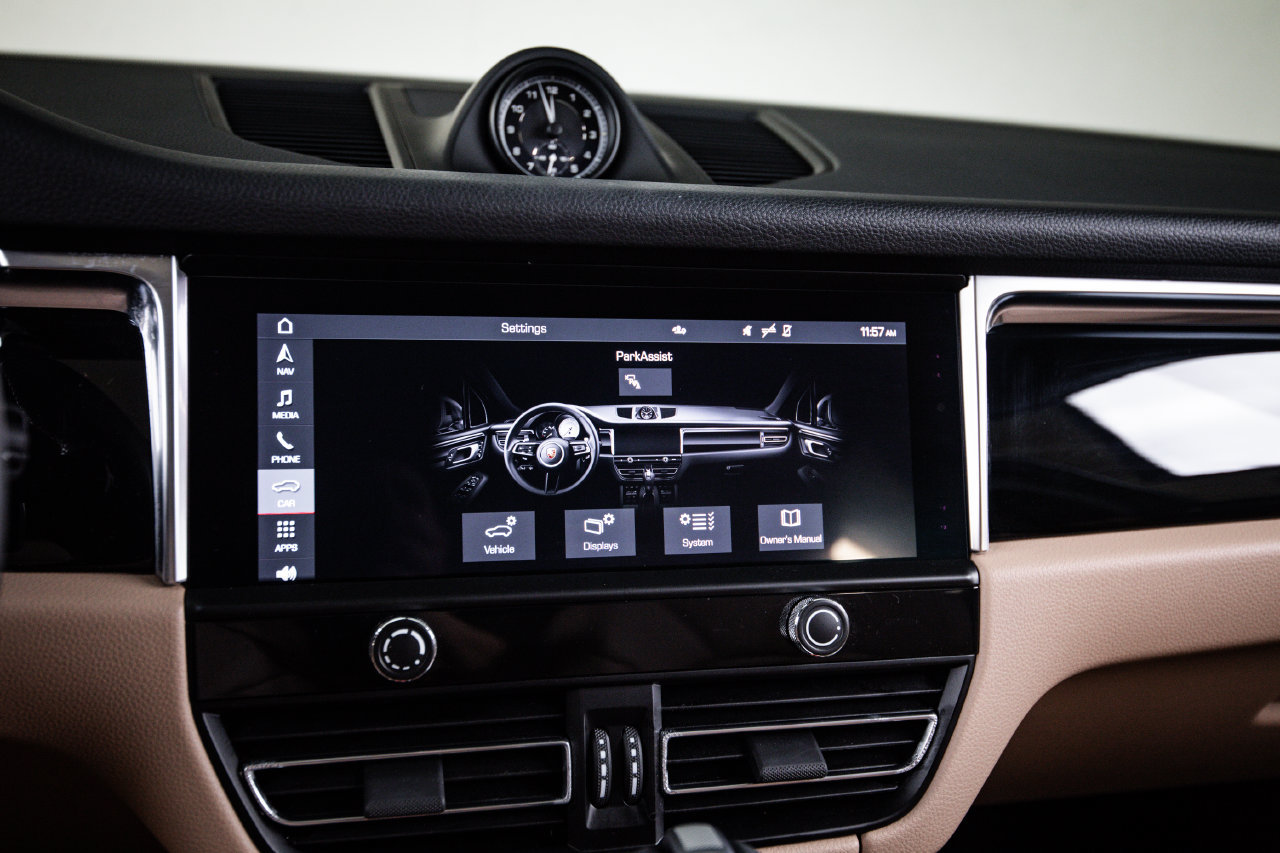 Certified 2024 Porsche Macan AWD/4WD image 18