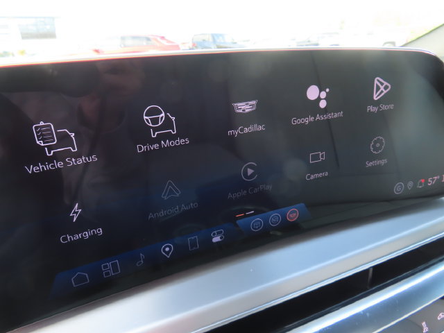 Used 2025 Cadillac Lyriq Luxury w/ LPO, Floor Liner Package AWD/4WD image 27