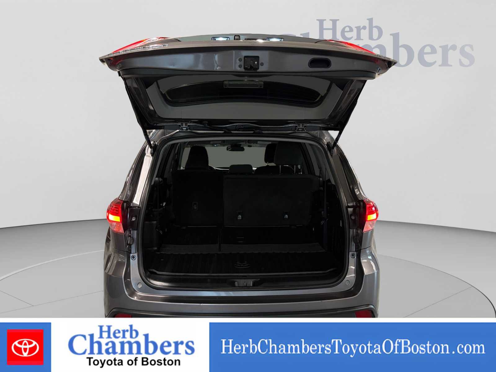 Used 2019 Toyota Highlander LE AWD/4WD image 4