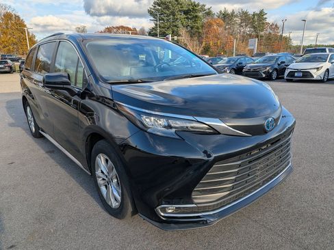 Used 2024 Toyota Sienna XLE image 8