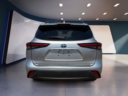 Used 2022 Toyota Highlander XLE image 4