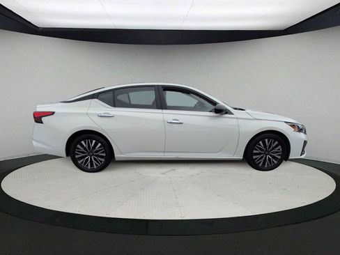 Used 2025 Nissan Altima 2.5 SV FWD image 9