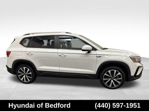 Used 2022 Volkswagen Taos SE w/ Panoramic Sunroof Package FWD image 4