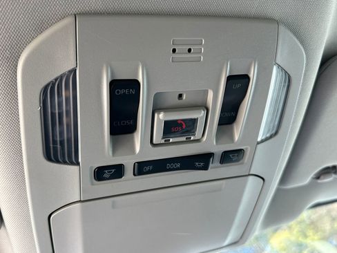 Used 2021 Toyota Highlander XLE image 34