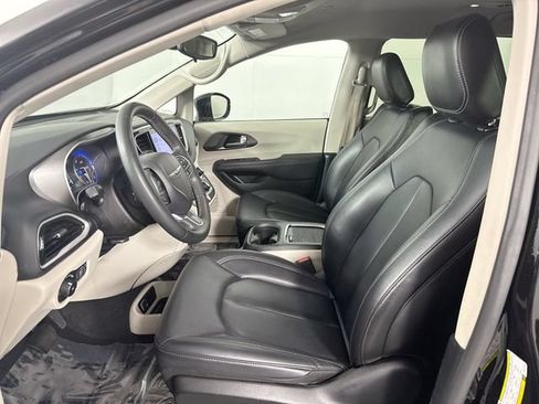 Used 2024 Chrysler Pacifica Touring-L FWD image 18